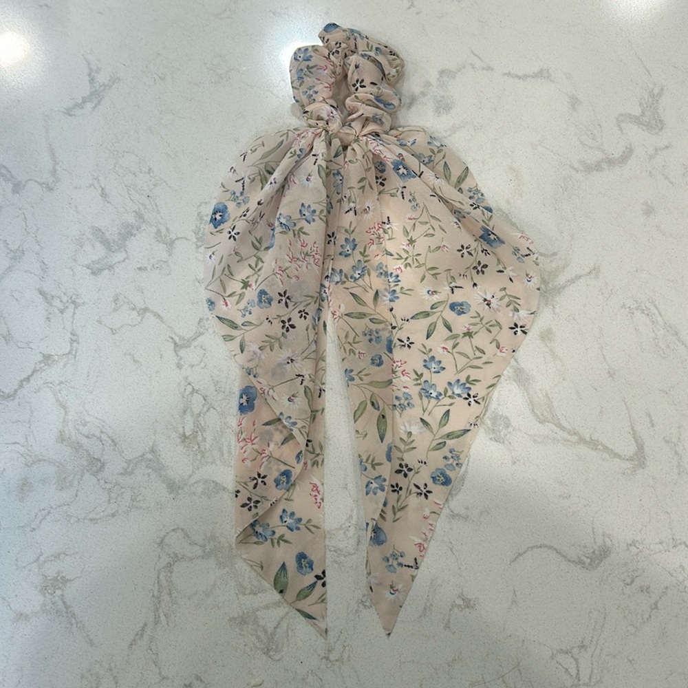 🎄 Cream Floral Print Scrunchie Hair Tie Bow